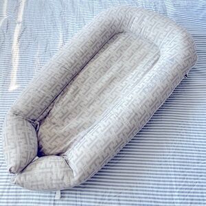 Dock-a-tot deluxe (used) baby sleeper baby lounge Moses basket